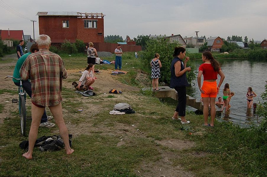 3. Badegaeste und....JPG - Wir besuchen Freunde von Freunden auf ihrer Datscha in Chelabinsk. Die Datscha ist nicht im Bild, aber der dazugehoerige See mit...